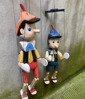 Coppia di marionette in legno