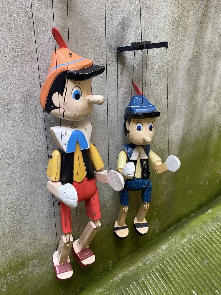 Coppia di marionette in legno