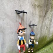 Coppia di marionette in legno